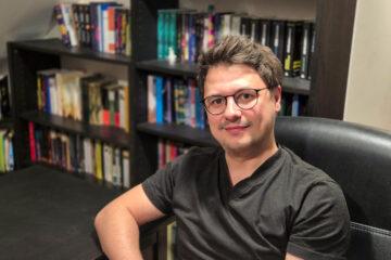 Interviu | Sebastian Perju: „Mă interesează mult oamenii, mai ales perifericii, și prieteniile care se leagă între ei. Mă hrănesc din improbabil”