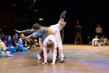 The Bodies Where We Meet: performance despre felul în care corpurile noastre se întâlnesc și se transformă reciproc